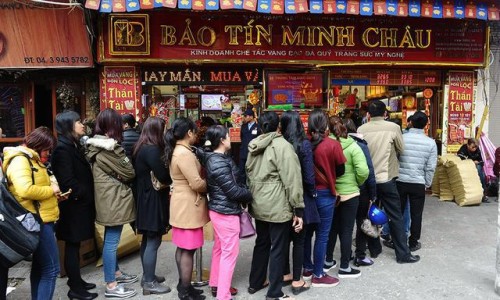 越南、泰國(guó)民眾排長(zhǎng)隊(duì)買(mǎi)黃金（環(huán)球時(shí)報(bào)）